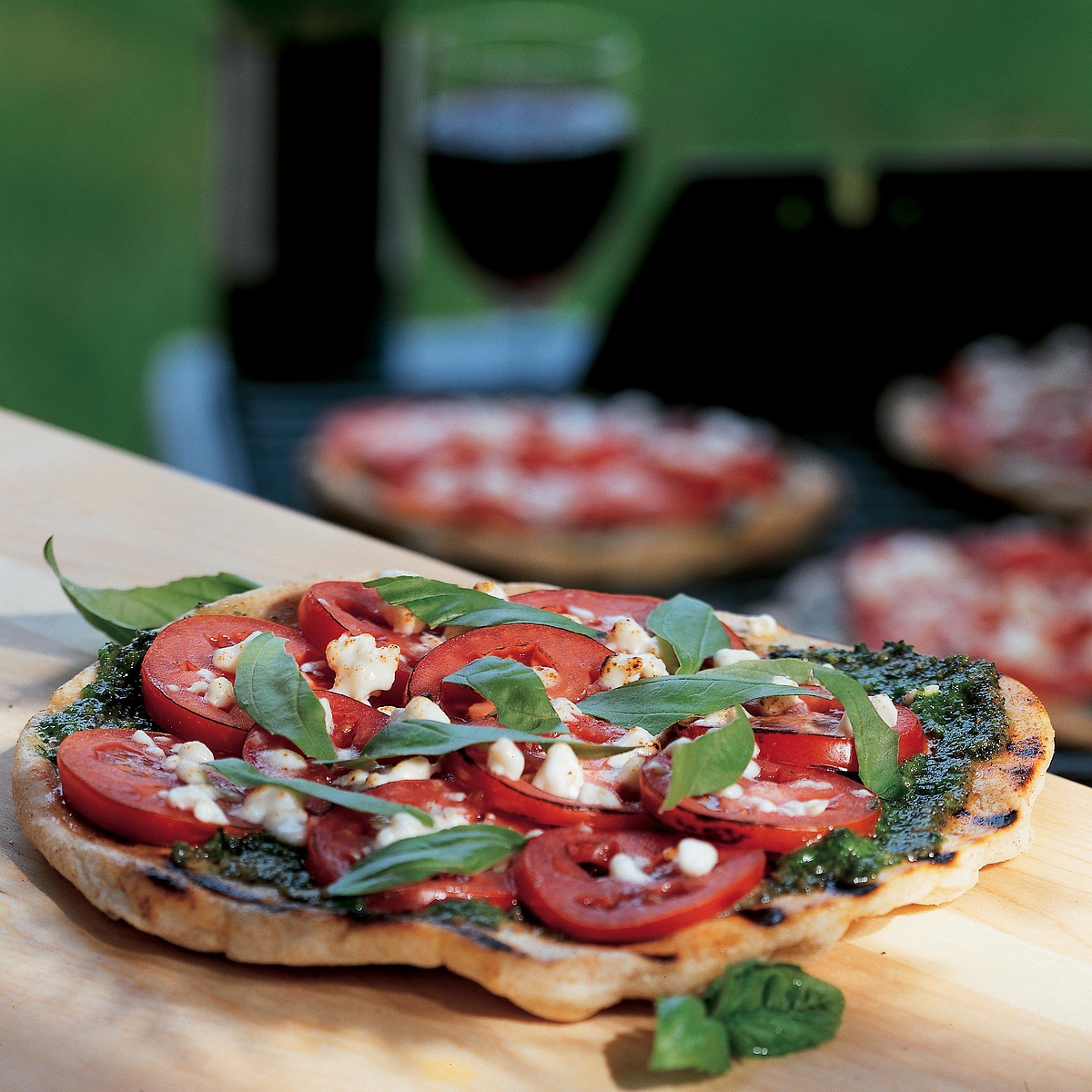 grilled pizza with pesto, tomatoes & feta